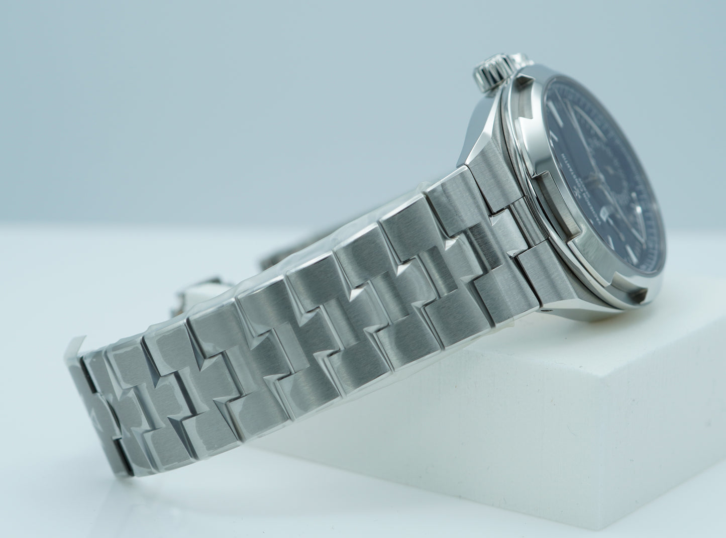 Vacheron Constantin Overseas Dual Time 7900V Mặt Số Xanh 2021