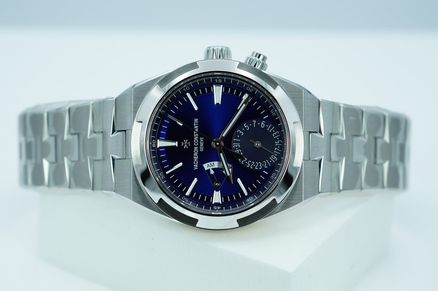 Vacheron Constantin Overseas Dual Time 7900V Mặt Số Xanh 2021