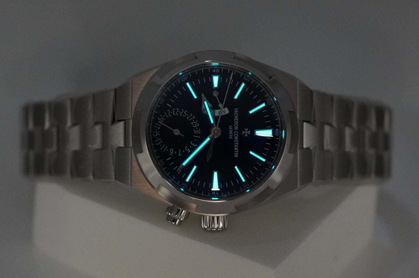 Vacheron Constantin Overseas Dual Time 7900V Mặt Số Xanh 2021
