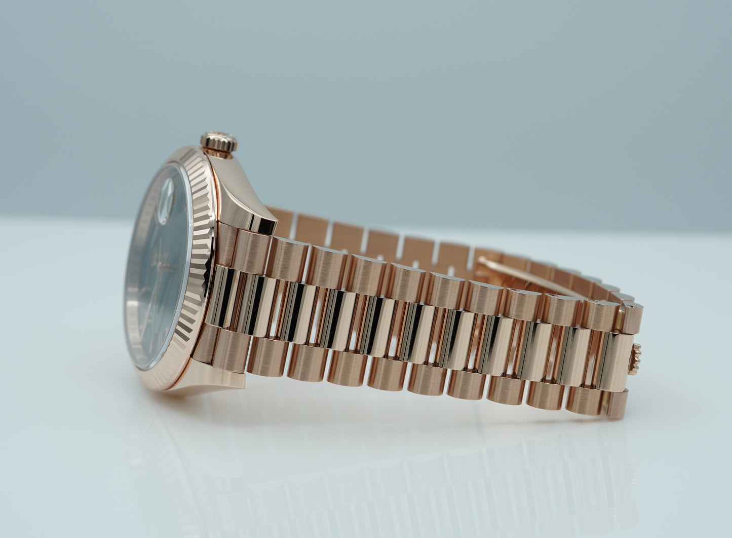 Rolex 228235 Day-Date 40 Vàng Hồng Mặt Số Xanh Olive Cọc Số La Mã 2024