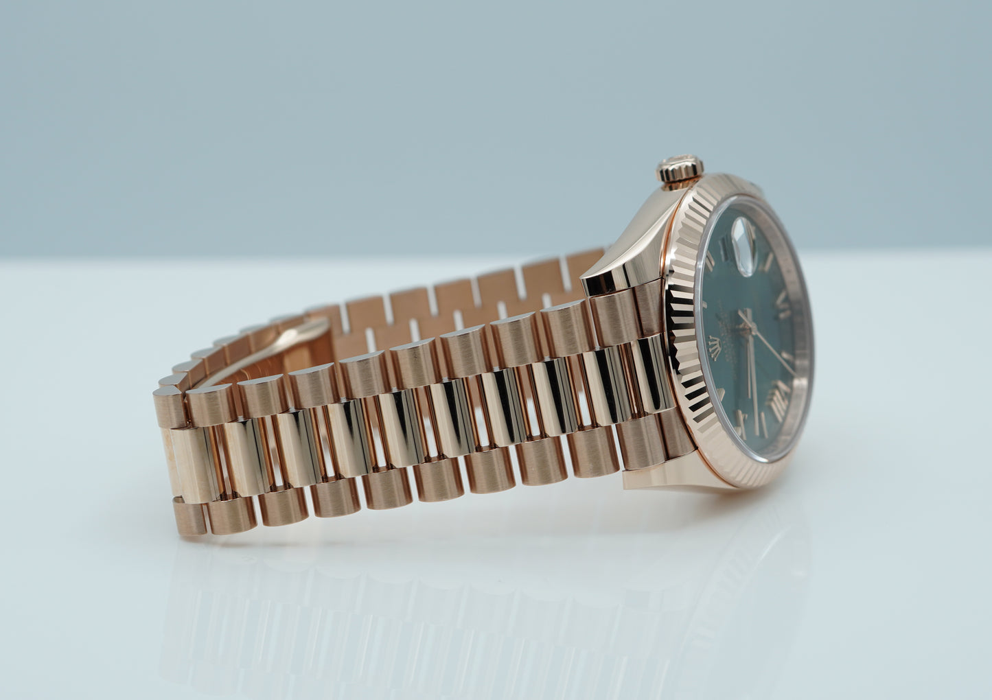 Rolex 228235 Day-Date 40 Vàng Hồng Mặt Số Xanh Olive Cọc Số La Mã 2024
