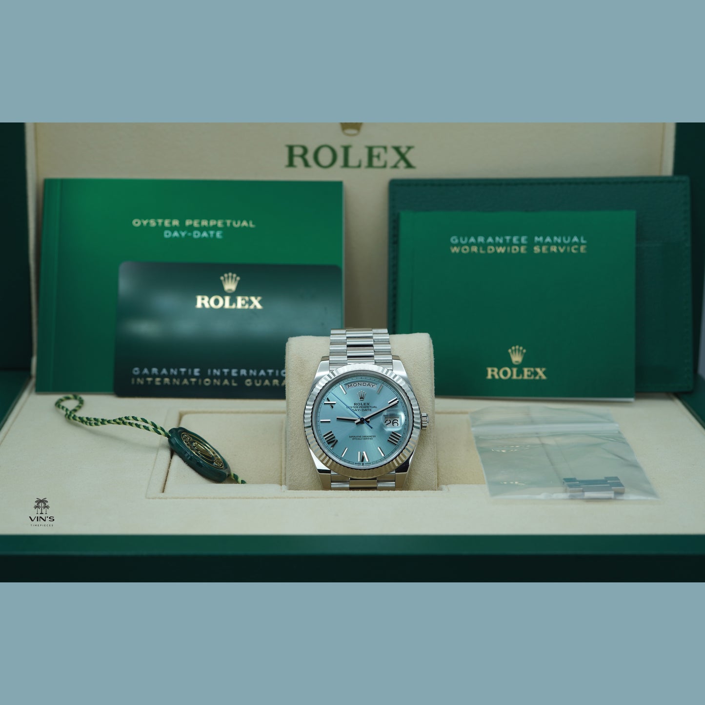 Rolex 228236 Day Date Platinum Viền Khía Bạch Kim Mặt Số La Màu Xanh Đá 2023