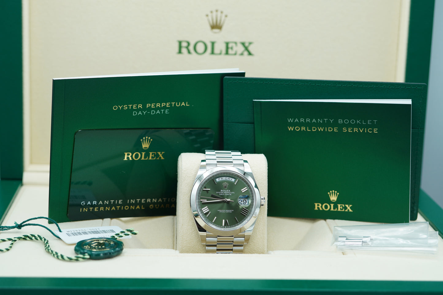 Rolex 228206 Day-Date 40 Platinum Mặt Số Xanh Olive Cọc Số La Mã 2021