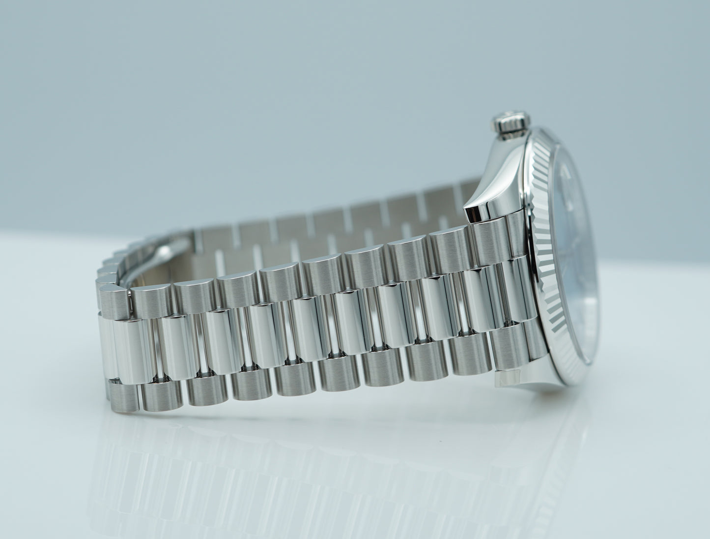 Rolex 228236 Day-Date Platinum Viền Khía Mặt Số Xanh Băng Cọc Số 2024